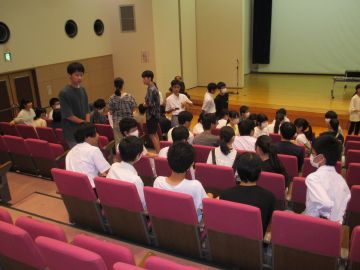 グループに分かれてゲーム中